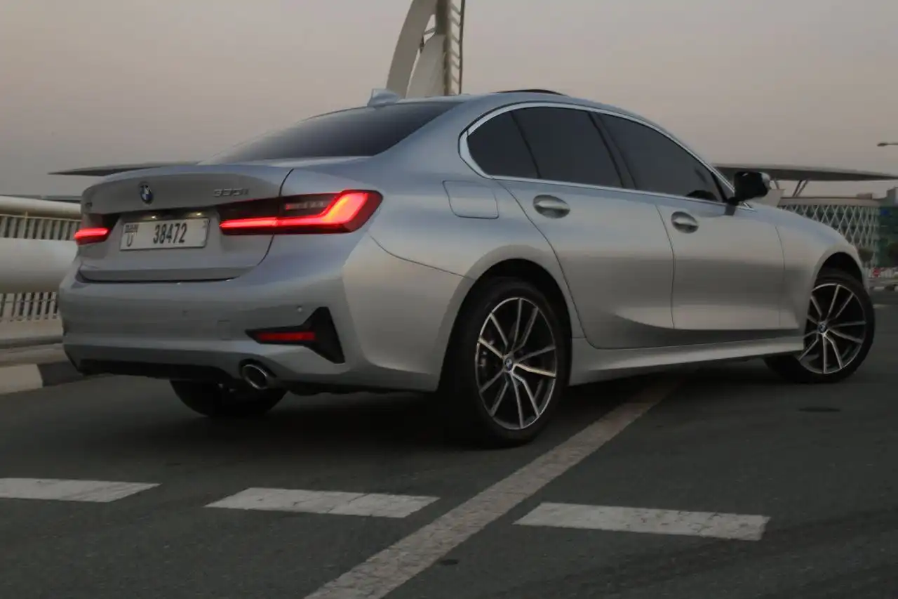 بي إم دبليو 330i